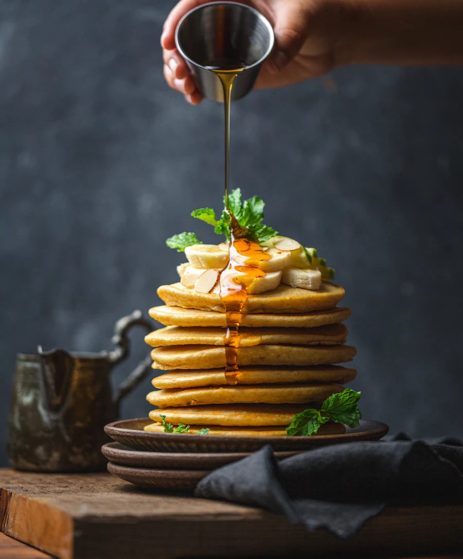 Tumpuk pancake lembut dengan sirup dan mentega