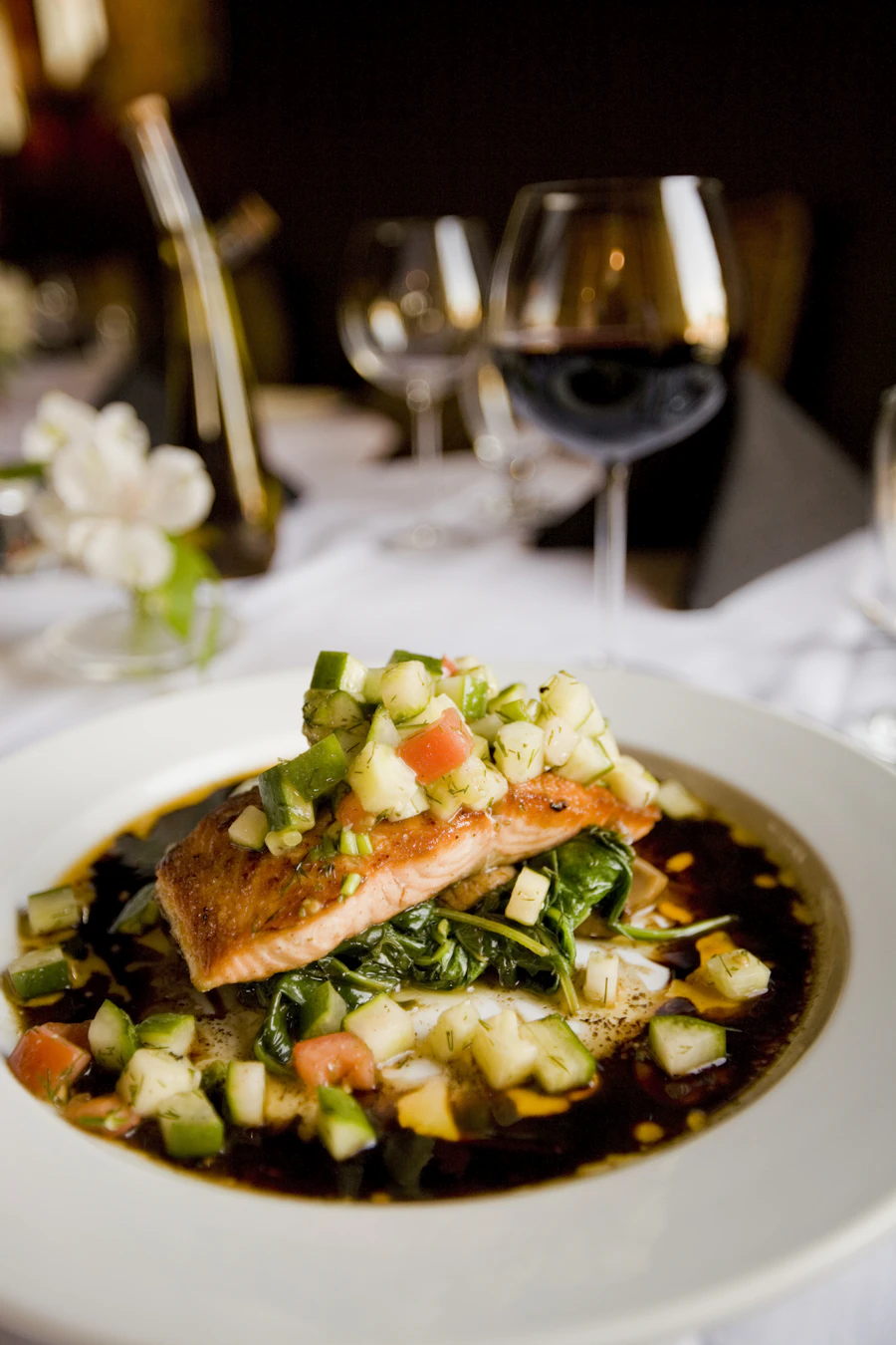Ikan salmon berbumbu dengan plating elegan