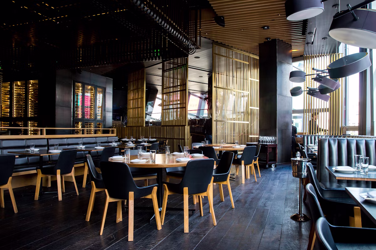Interior dapur restoran hangat dengan cahaya remang dan meja kayu